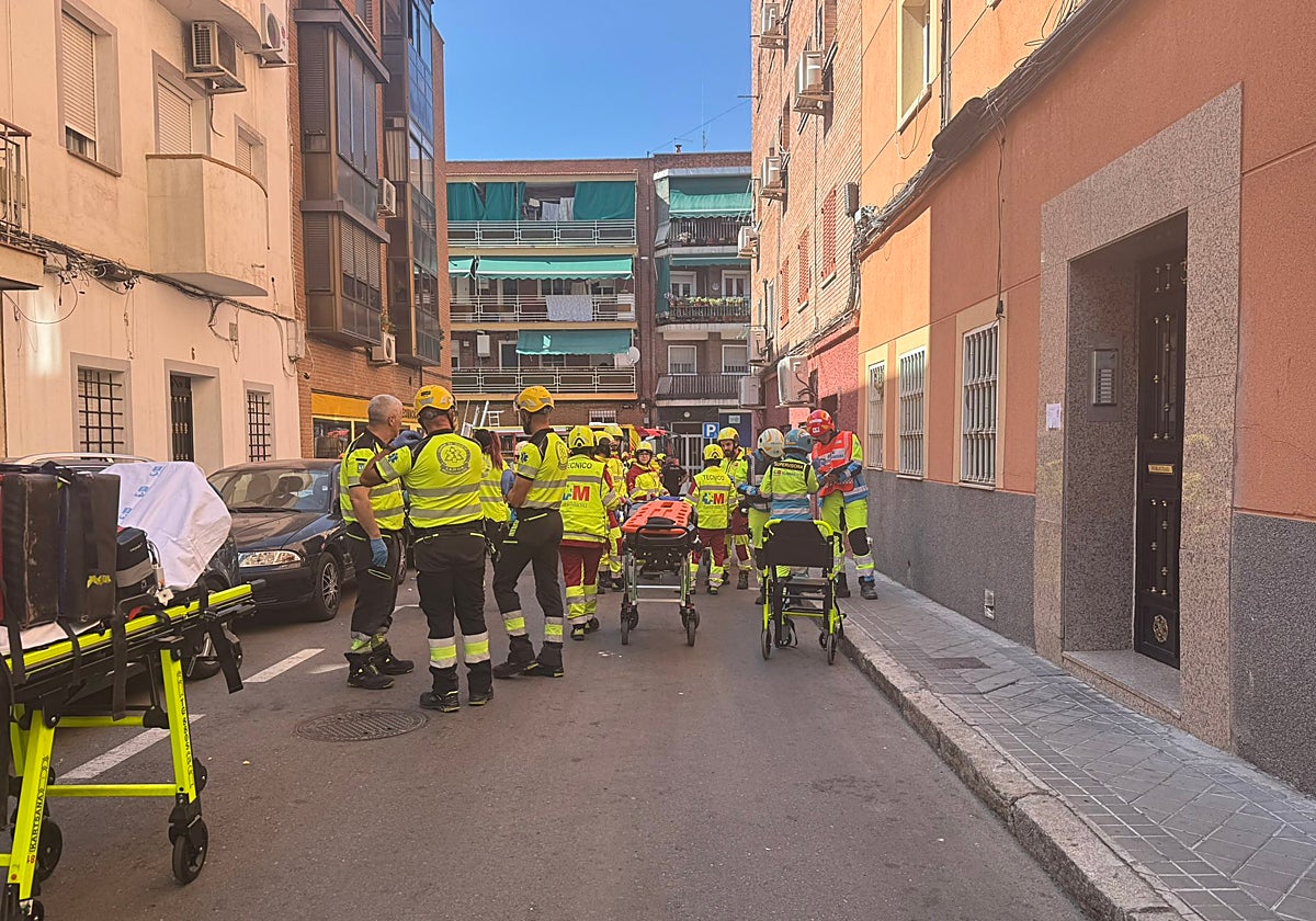 Sanitarios atienden a los heridos de la explosión de Puente de Vallecas
