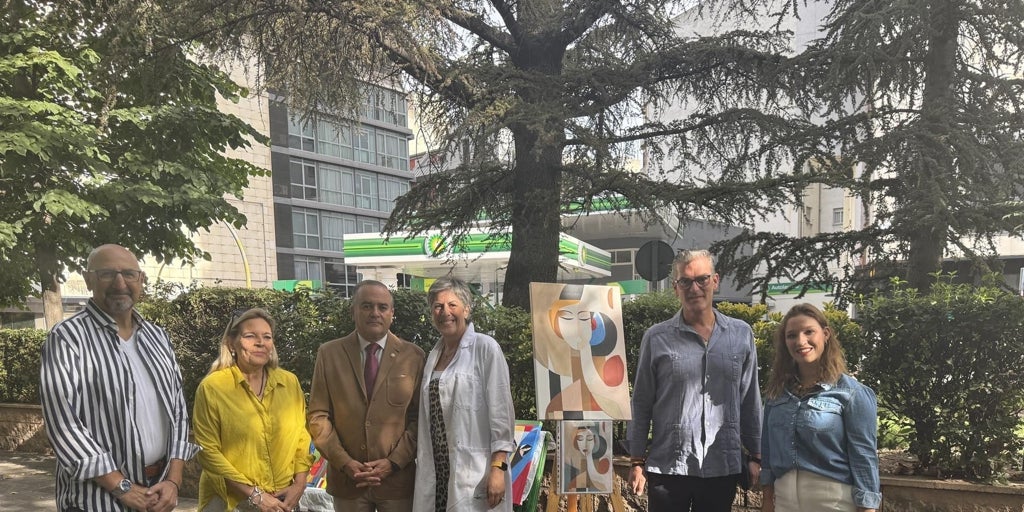 El Paseo del Arte 'Miguel del Olmo' saca a la calle el «gran trabajo creativo» de pintores y artistas talaveranos