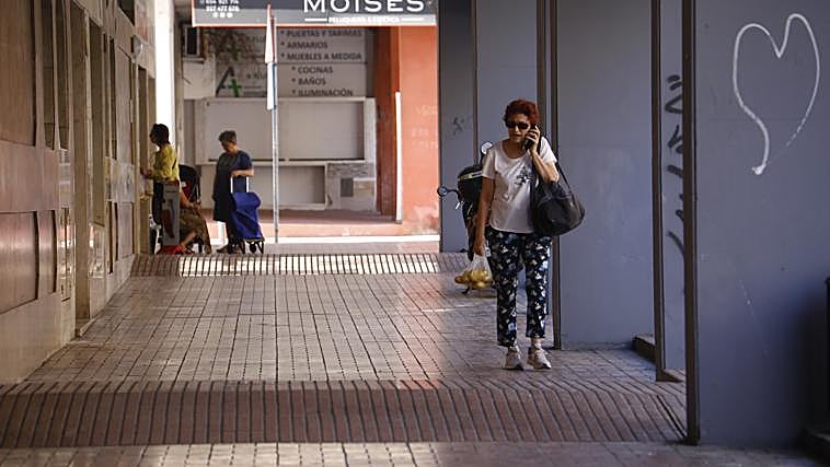 Imagen de las rampas que hay en los soportales de la avenida de las Ollerías