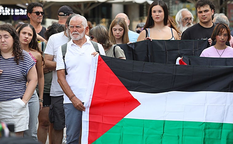 Imagen principal - Tres momentos de la concentración de este sábado por la tarde en la plaza de Zocodover