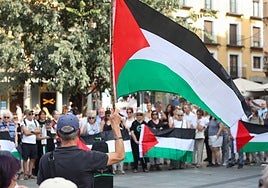 Unas 200 personas alzan la voz en la plaza de Zocodover de Toledo a favor de Palestina