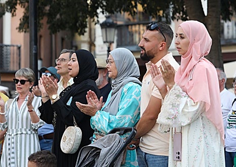 Imagen secundaria 1 - Tres momentos de la concentración de este sábado por la tarde en la plaza de Zocodover
