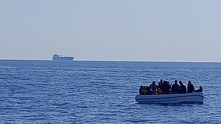 Una patera frente a la costa de Almería
