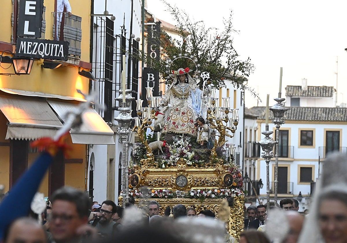 La Divina Pastora de Capuchinos, en la procesión del sábado, nada más salir de la Catedral