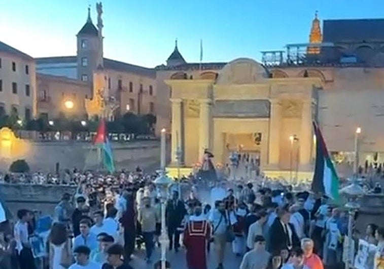 Un momento de la protesta coincidiendo con la procesión en el Puente Romano