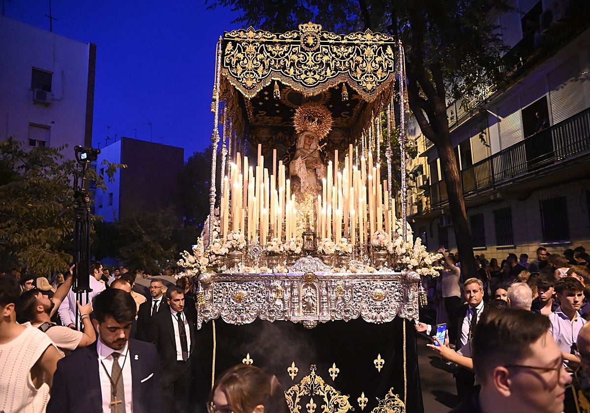 La Soledad, por las calles de su barrio de Levante, bajo palio