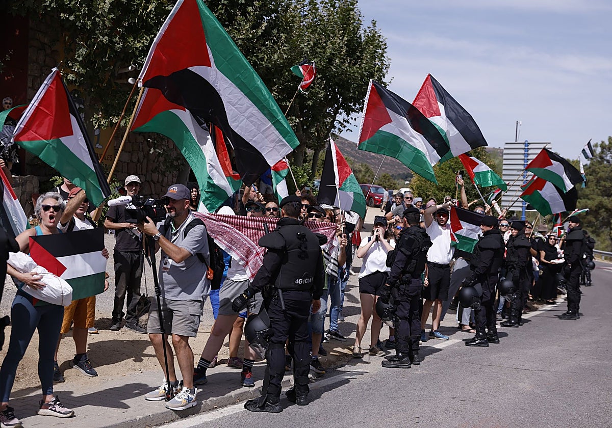 Manifestantes propalestinos antes de darse la salida de la vigésima etapa de La Vuelta a España