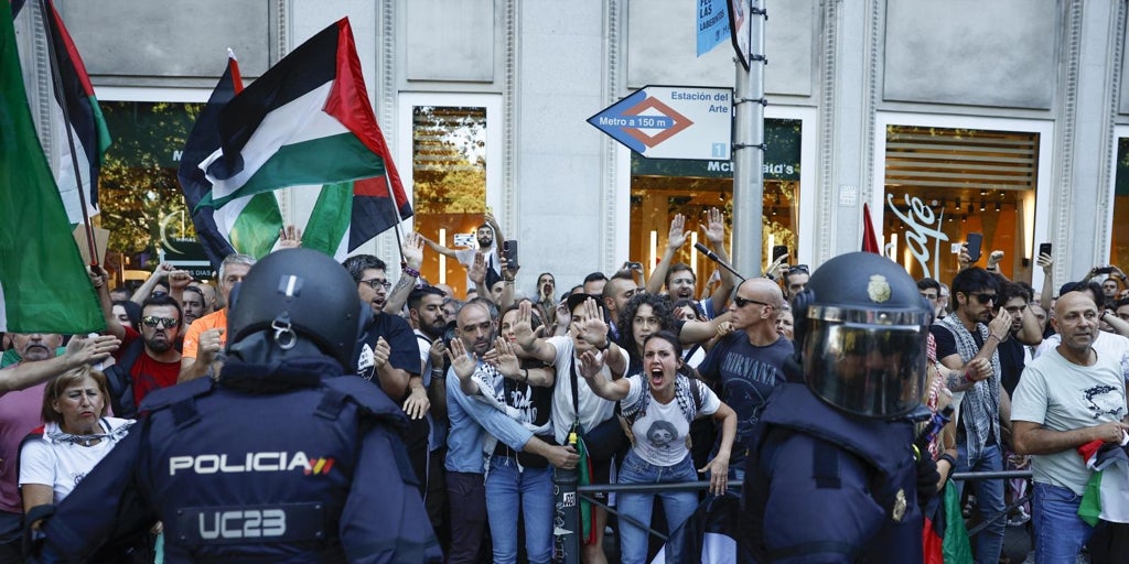 Miembros del Gobierno y sus socios celebran los disturbios en Madrid que obligan a cancelar la última etapa de La Vuelta