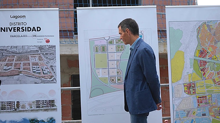 El presidente del Gobierno, Pedro Sánchez, observa los planos del proyecto de 530 VPO en Teatinos