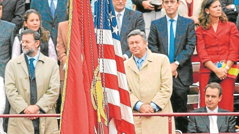 En el desfile de la Fiesta Nacional de 2003, Zapatero permaneció sentado ante la bandera de EE.UU.