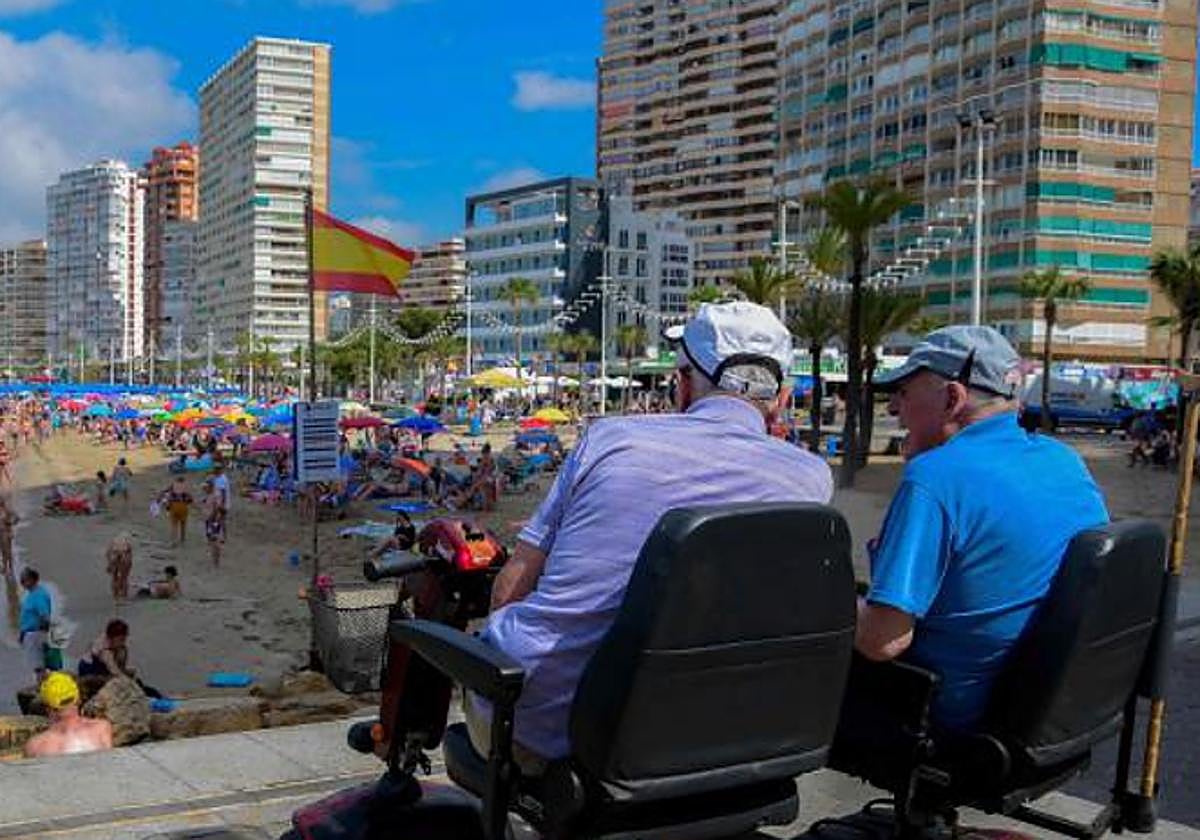 Dos pensionistas en la playa de Levante de Benidorm