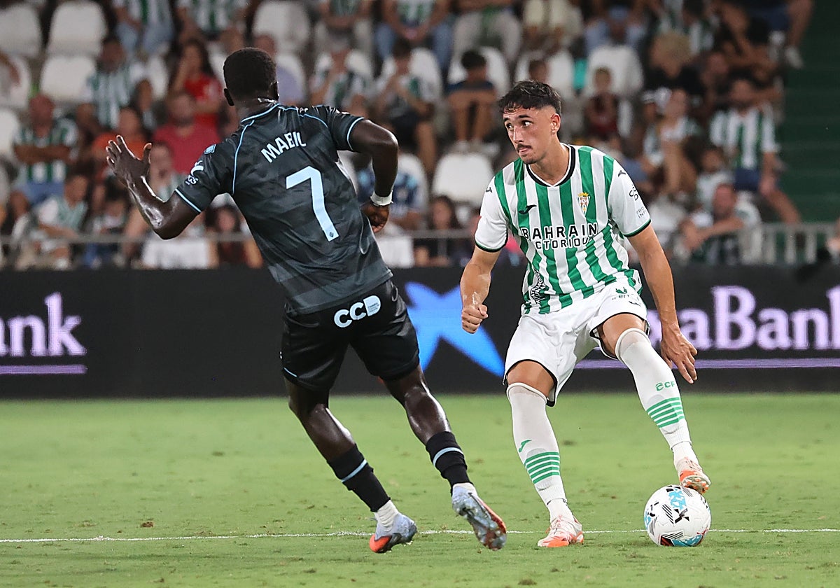 Ignasi Vilarrasa controla un balón ante la presión de un defensor
