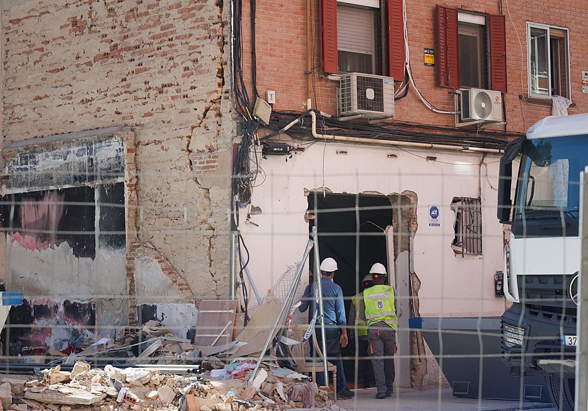Técnicos del Ayuntamiento de Madrid inspeccionan el edificio donde se produjo la explosión, este domingo