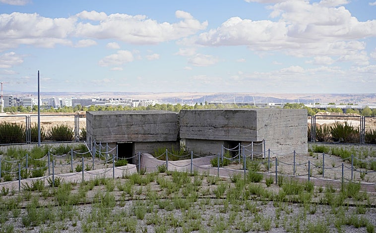 Imagen principal - Arriba, los fortines en su estado actual. Abajo, dcha, los paneles informativos. Izq., una foto del proceso de traslado