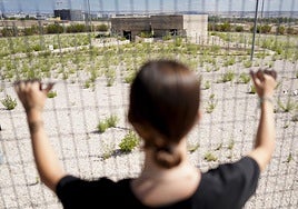 Los fortines que se izaron con grúa y ahora están junto al circuito de Fórmula 1