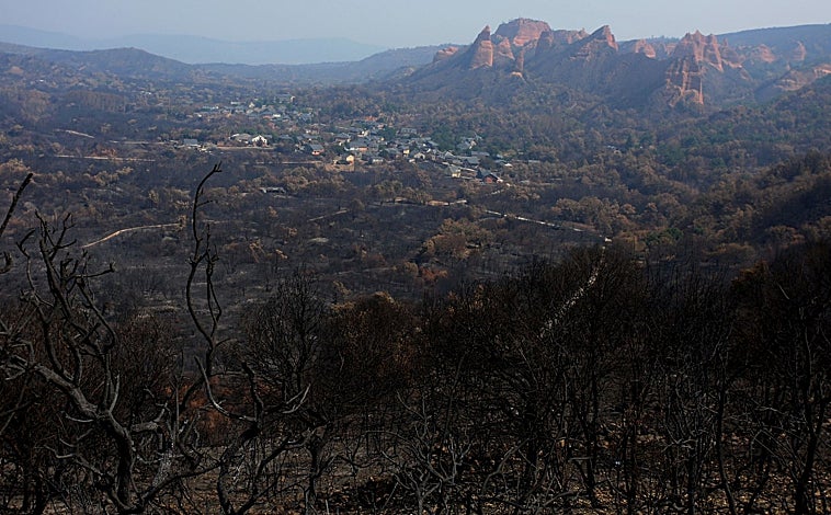 Imagen principal - Efectos del incendio de Yeres en Las Médulas, evacuados en un pabellón de La Bañeza y avance del fuego de Fasgar, todo en la provincia de León