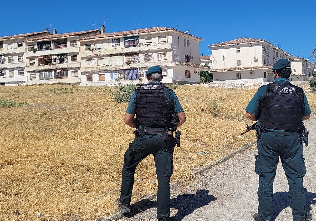 Dos agentes en labores de vigilancia tras el tiroteo en la barriada Juan Rejano de Puente Genil