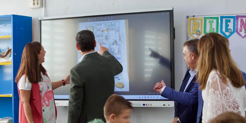 Andalucía apuesta por el uso de pantallas en las aulas frente a la ola restrictiva europea