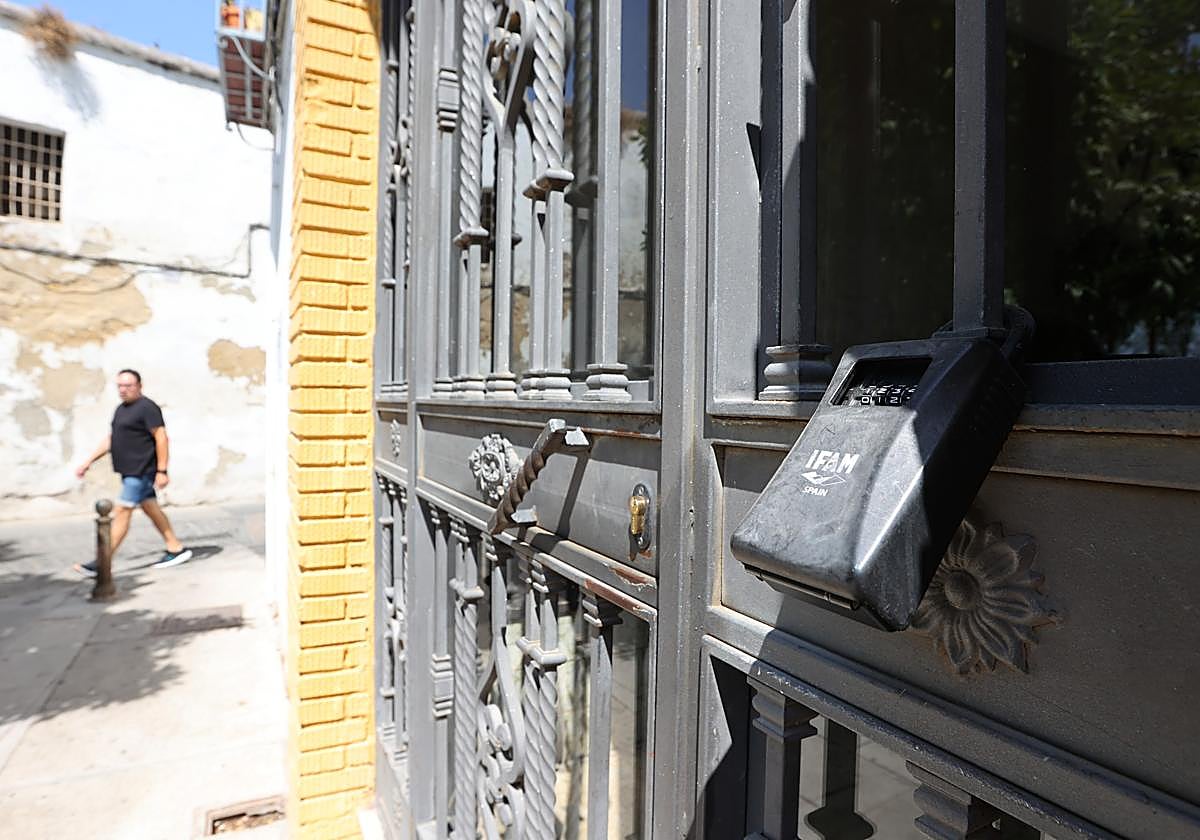 Imagen del dispositivo para las llaves de un piso turístico en el Casco de Córdoba