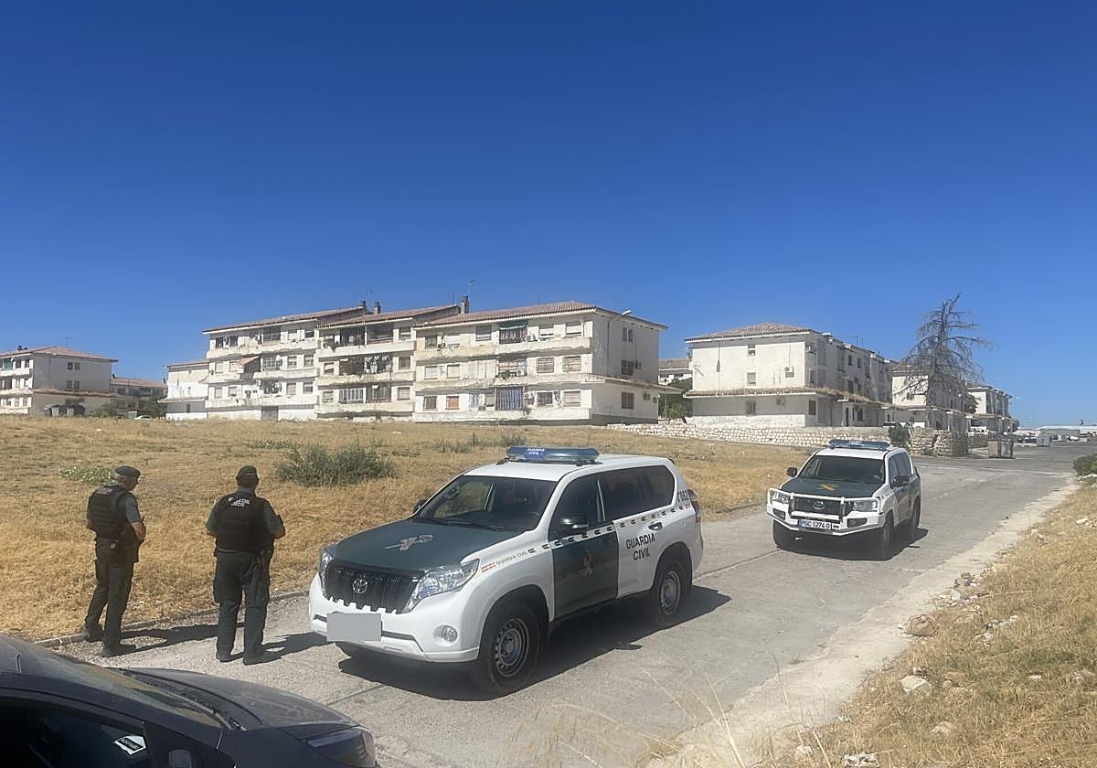 Dos agentes de la Guardia Civil en labores de vigilancia del barrio Juan Rejano en Puente Genil