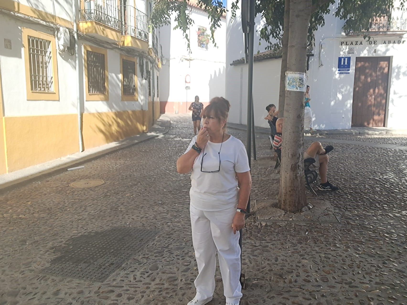 Lourdes Martínez con un silbato.