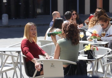 El coto al tabaco pone a prueba el modelo de ocio y revuelve a hoteles y bares de Andalucía