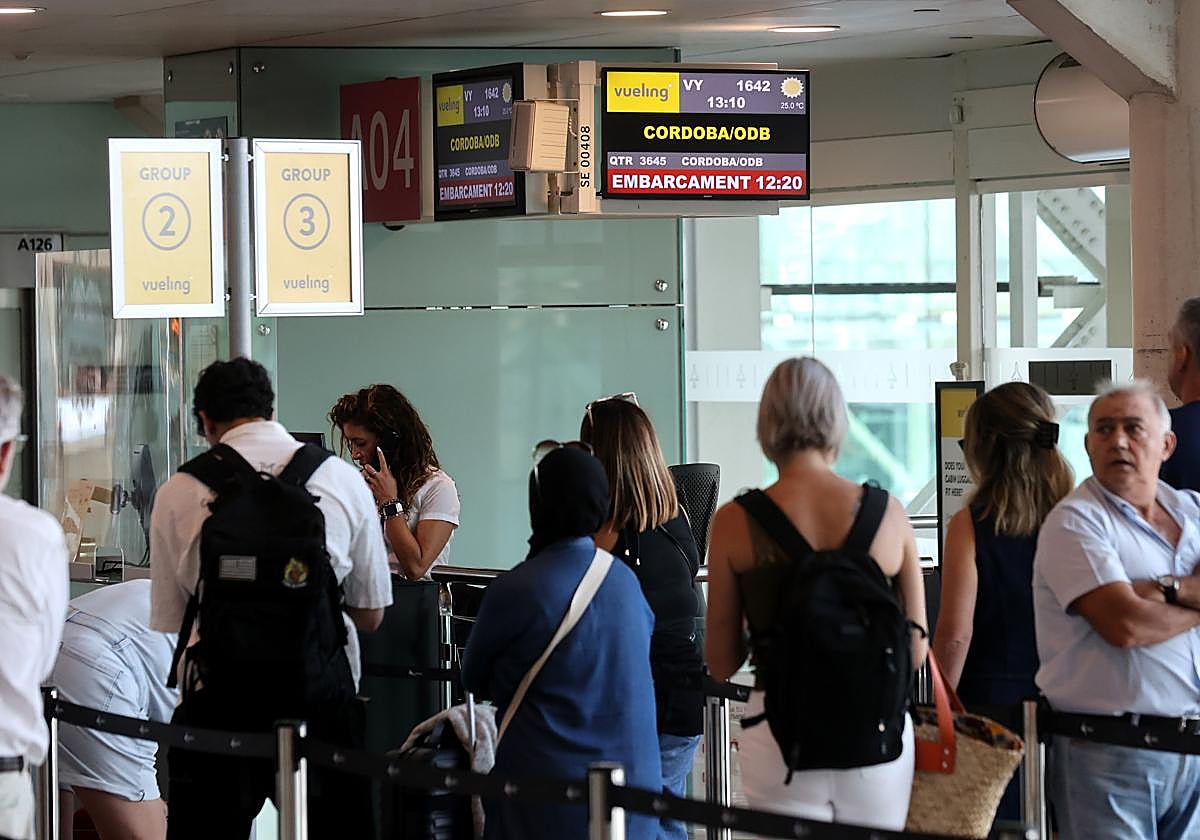 Pasajeros embarcando en el primer vuelo Barcelona-Córdoba de Vueling