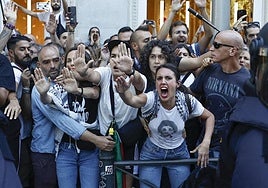La foto de la polémica: Belarra y Montero increpan a la Policía 'escoltadas' por el abogado de los Bukaneros y el 15-M
