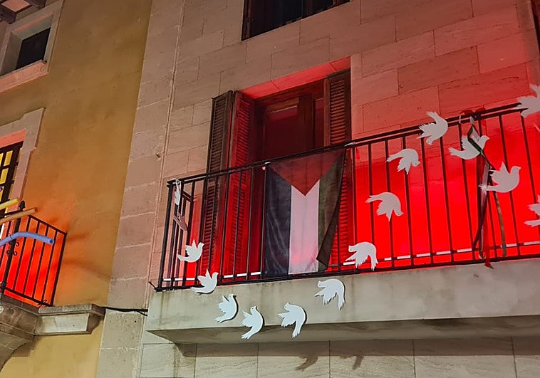 Polémica en Mallorca por un espectáculo 'marica' con la bandera palestina frente a menores en un pueblo socialista