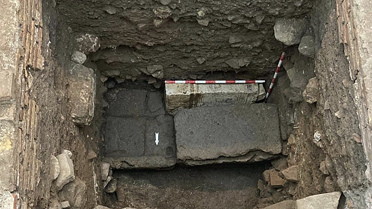 La posición en la que ha aparecido el ara dificulta su lectura