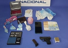 Incautan 1.400 dosis de heroína y coca y un arma lista para usar a dos dominicanos que vendían al por menor en Vilagarcía