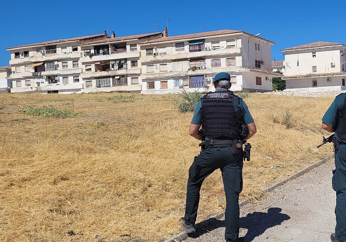 Agentes de la Guardia Civil de la Jefatura de Córdoba en labores de vigilancia en la barriada Juan Rejano