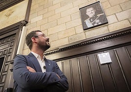 Gerona cuelga en el salón de plenos un retrato del Rey hecho con imágenes del referéndum de 2017