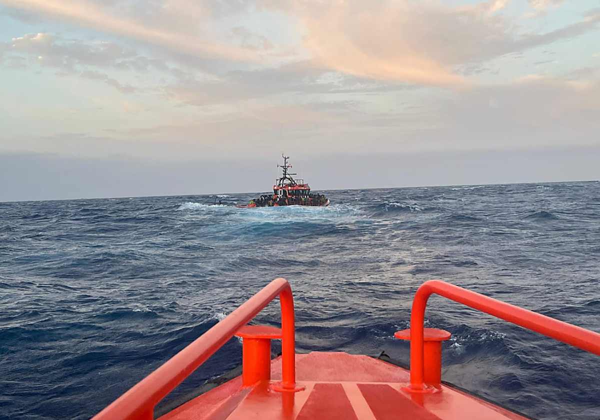 Localización de una embarcación con 235 personas a primera hora a 13 kilómetros de El Hierro