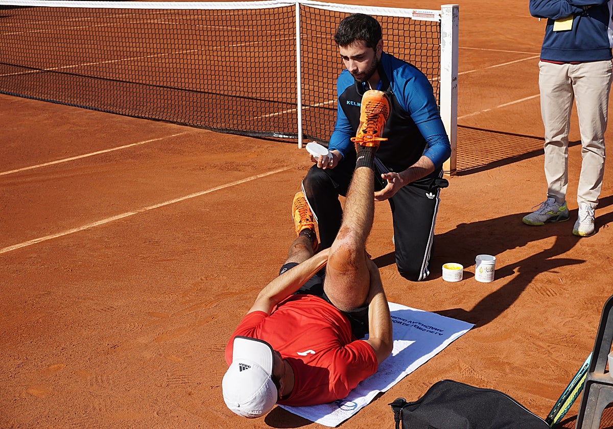 Un fisioterapeuta de Ribera IMSKE atiende a un deportista en torneo internacional del Español de tenis