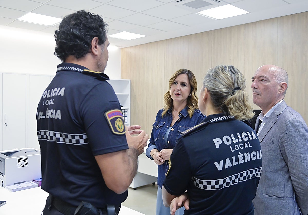 Imagen de la alcaldesa de Valencia, María José Catalá, en las nuevas instalaciones de la unidad Gama de la Policía Local