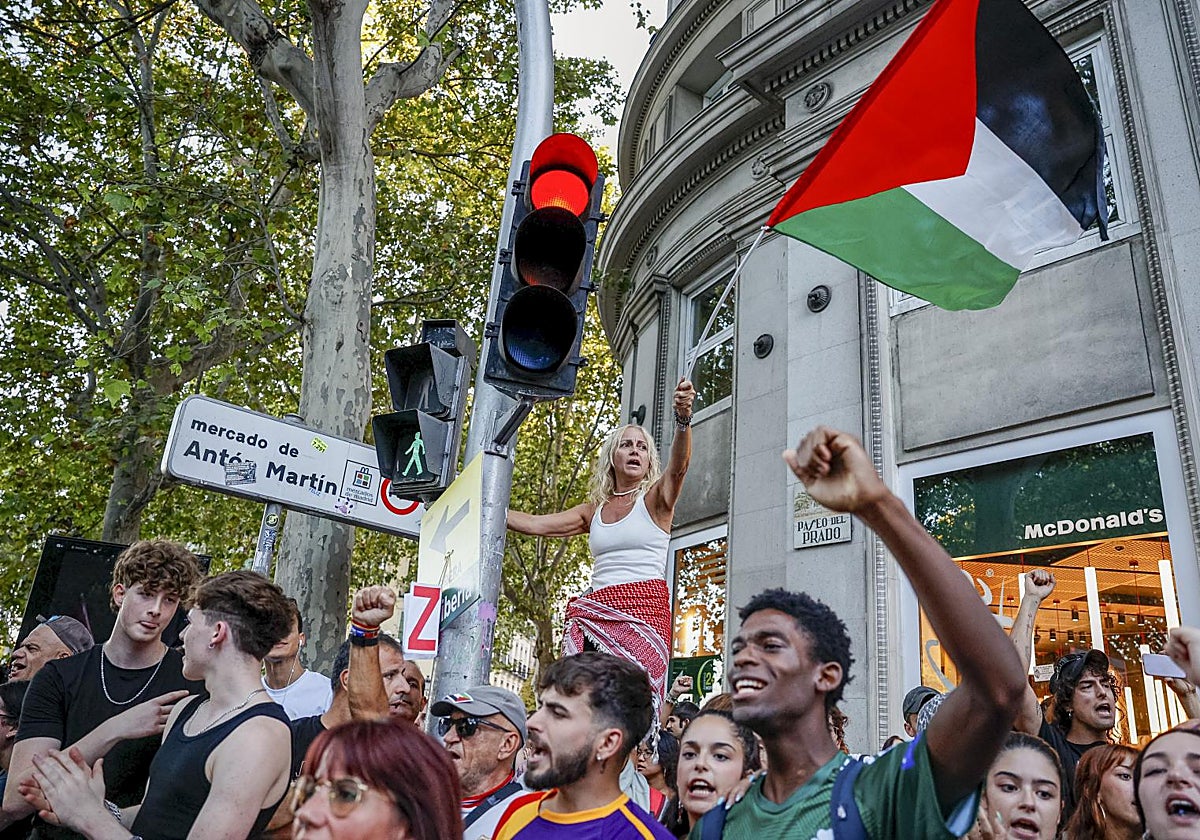 Las manifestaciones propalestinas cortan el recorrido de la Vuelta en el centro de Madrid