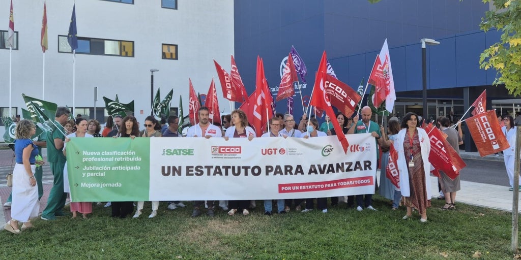 El personal sanitario se concentra en Castilla-La Mancha contra el bloqueo de la negociación del estatuto marco