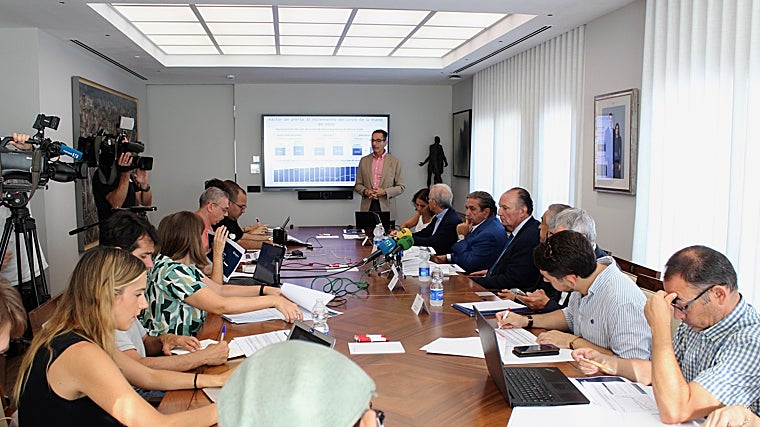 Amadeo Aznar en la presentación a medios del informe de la vivienda