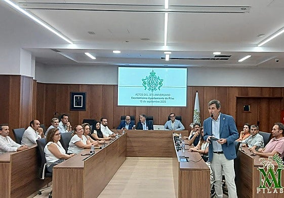 El alcalde durante su intervención en el acto de presentación, con la junta de gobierno de la hermandad en el salaón de plenos