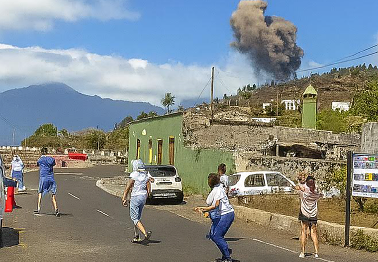 Primeros segundos de la erupción del volcán en La Palma, sin evacuación previa