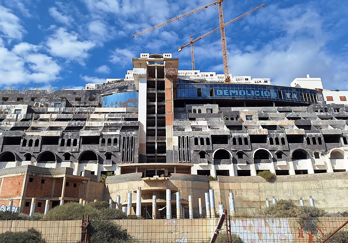 Vista del hotel El Algarrobico en Carboneras (Almería)