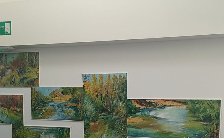 Imagen principal - Muro de la sala dedicado al otoño, arriba: sobre estas líneas, la directora de la Fundación, María Luisa Chico, presentando el encuentro y el final del acto