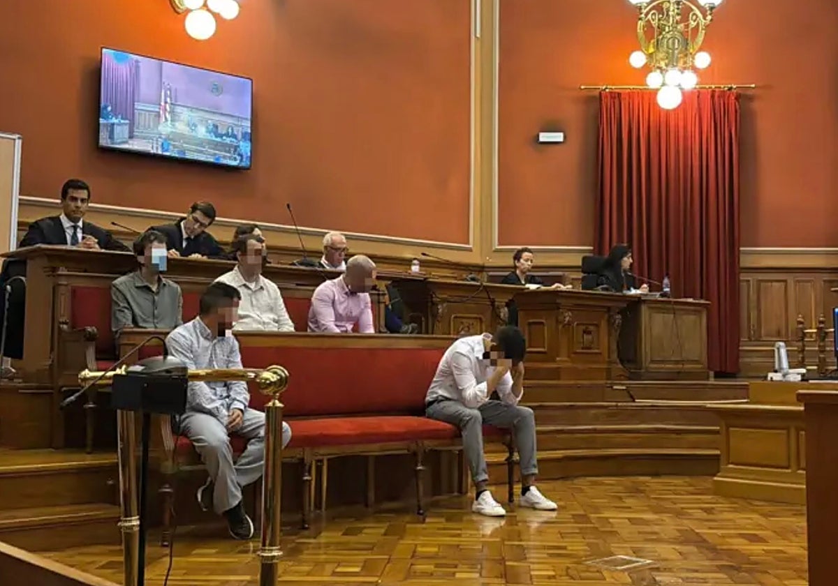 Los integrantes de la 'manada de Castelldefels', este martes, en el banquillo de la Audiencia de Barcelona