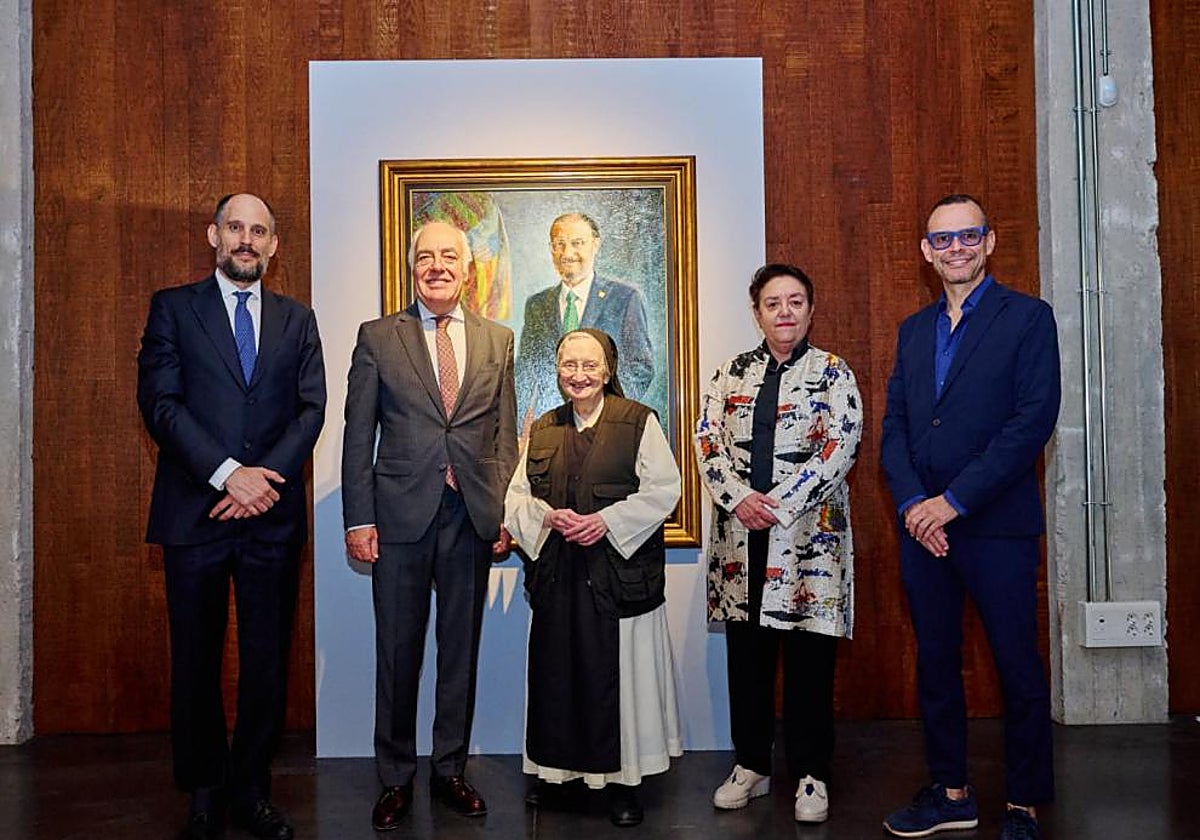 La monja pintora, Isabel Guerra, con su retrato de Lambán, y responsables de Cultura y de Fundación Ibercaja, ayer en Madrid