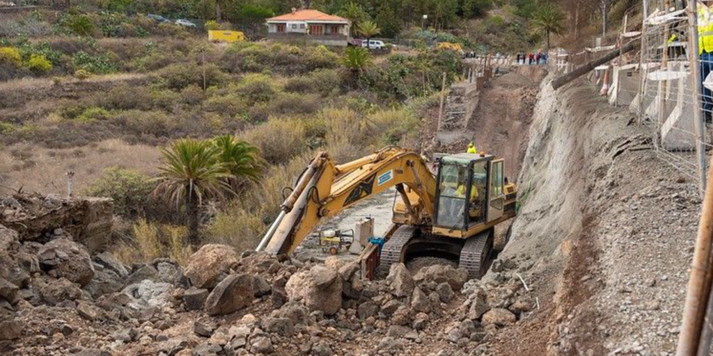 Muere un trabajador tras caer con una retroexcavadora en una obra en Gran Canaria