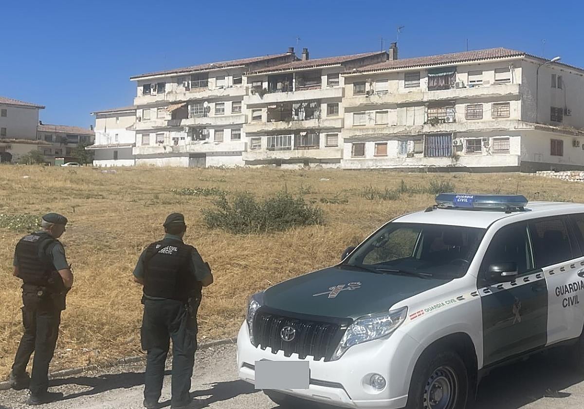 Agentes patrullando la pasada semana ante la barriada Juan Rejano, uno de los focos de criminalidad