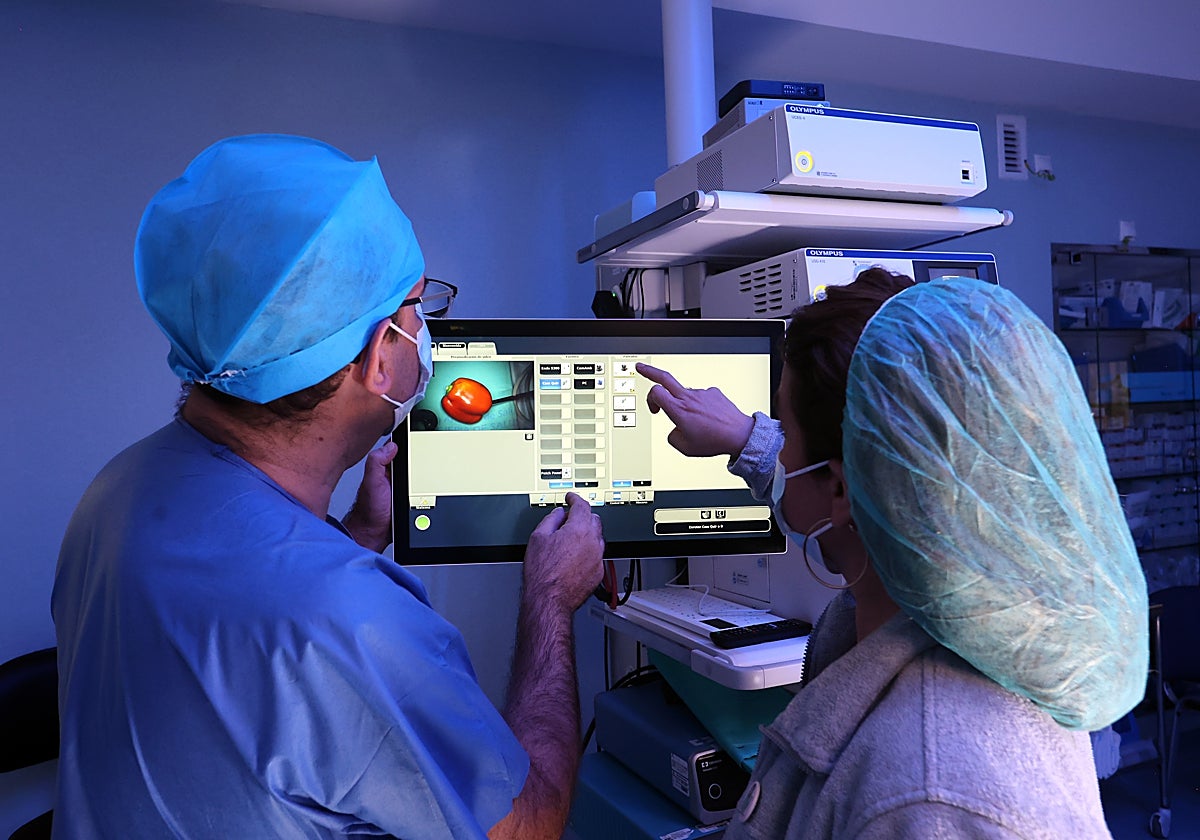 Los médicos operan en un quirófano del Hospital Reina Sofía