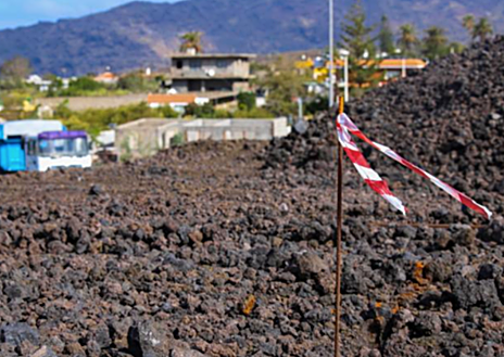Imagen secundaria 1 - Ricardo Camacho en el punto donde su casa quedó sepultada en fotos de 2023, en ese punto ha construido la nueva