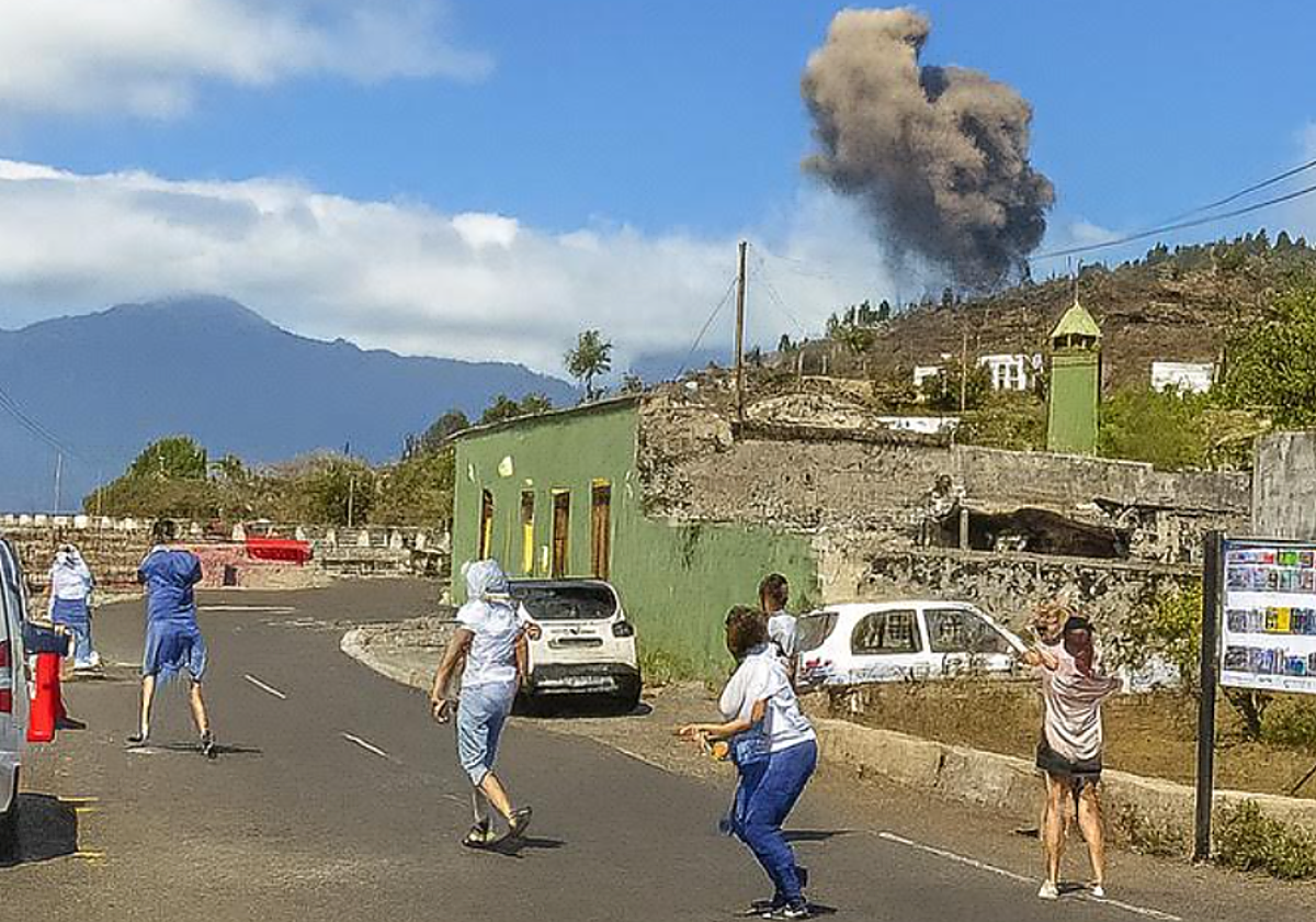 Primeros segundos de la erupción del volcán en La Palma, sin evacuación previa